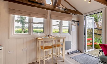 1 Bed in Chelmondiston 7