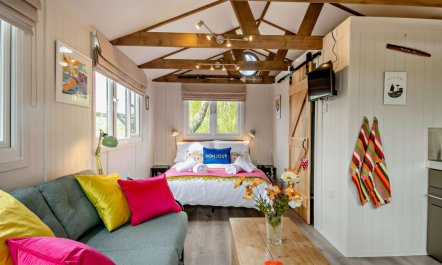 1 Bed in Chelmondiston 4