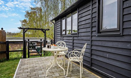 1 Bed in Chelmondiston 1