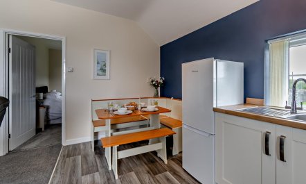 2 Bed in Red Roses 5