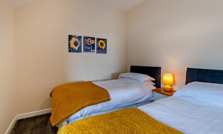 2 Bed in Red Roses 8