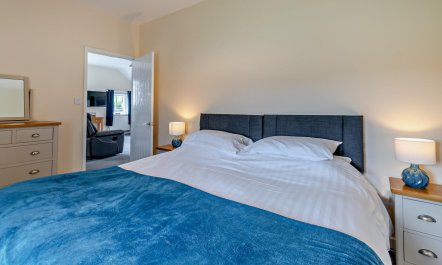 2 Bed in Red Roses 7