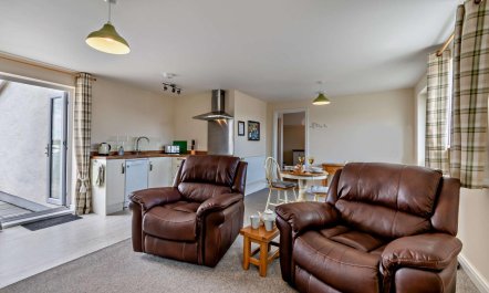 1 Bed in Red Roses 3