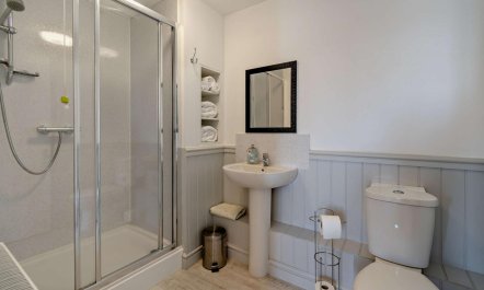 1 Bed in Red Roses 8