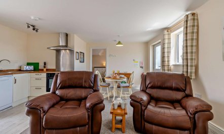 1 Bed in Red Roses 2