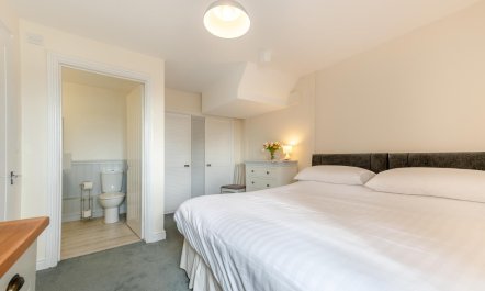 1 Bed in Red Roses 9