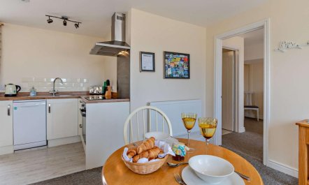 1 Bed in Red Roses 4