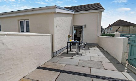 1 Bed in Red Roses 9