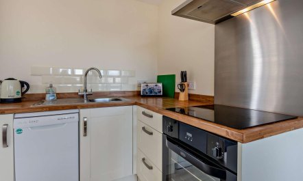 1 Bed in Red Roses 5