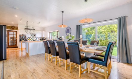 6 Bed in Hersham