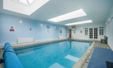 6 Bed in Hersham 1