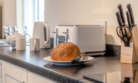 2 Bed in Red Roses 6