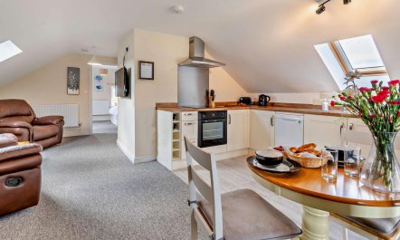 1 Bed in Red Roses 2