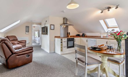 1 Bed in Red Roses 9