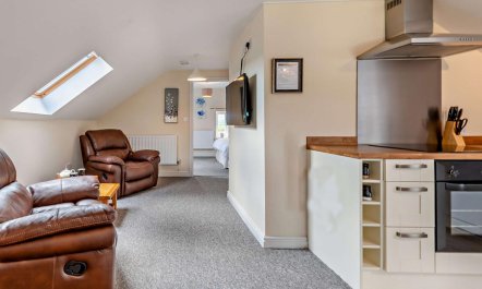 1 Bed in Red Roses 4