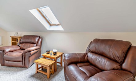 1 Bed in Red Roses 6