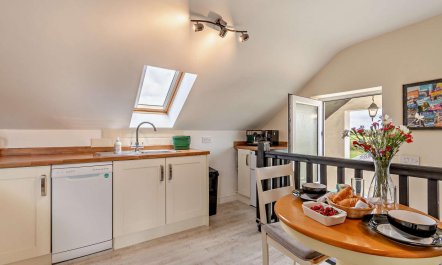 1 Bed in Red Roses 8