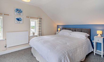 1 Bed in Red Roses 3