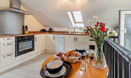 1 Bed in Red Roses 7