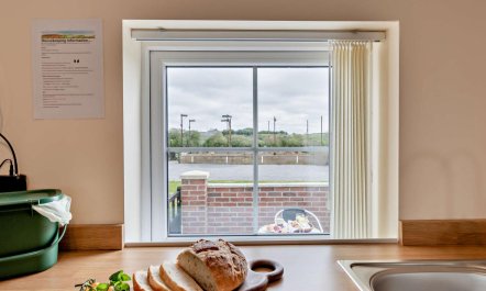 1 Bed in Red Roses 6