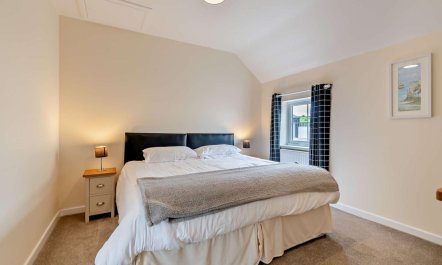 1 Bed in Red Roses 8