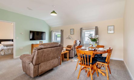 1 Bed in Red Roses 1