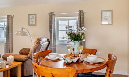 1 Bed in Red Roses 2