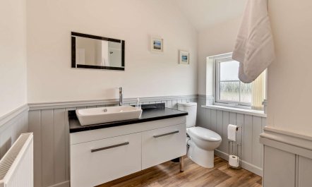 1 Bed in Red Roses 9