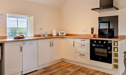 1 Bed in Red Roses 4