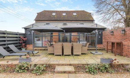 4 Bed in Peasmarsh 1