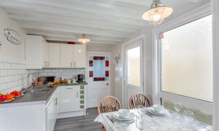 3 Bed in Aberdesach 8