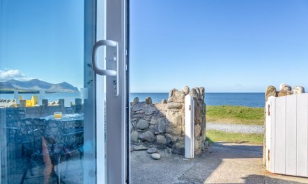 3 Bed in Aberdesach 5