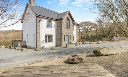 5 Bed in Ystrad Meurig