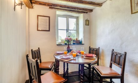 3 Bed in Llwynygroes 3