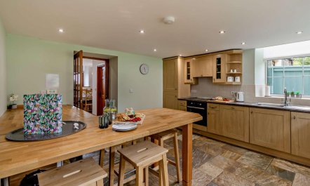 4 Bed in Loveston 6