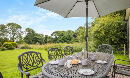 4 Bed in Holmesfield 1