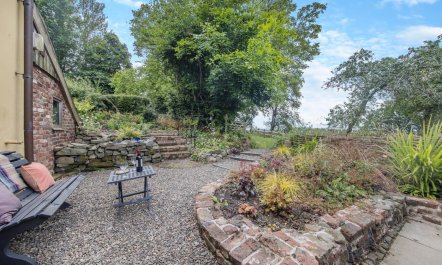 1 Bed in Llansanffraid 2