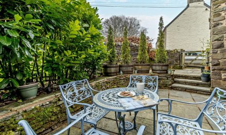 2 Bed in Pentre Bach 1