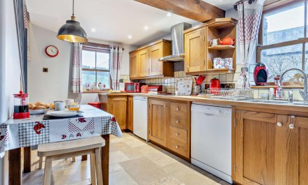 2 Bed in Pentre Bach 4