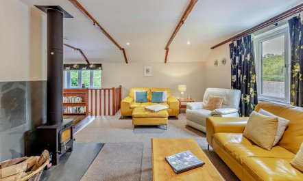 3 Bed in Two Waters Foot 6