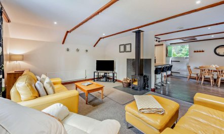 3 Bed in Two Waters Foot 2