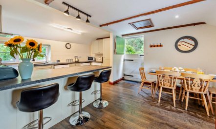 3 Bed in Two Waters Foot 4