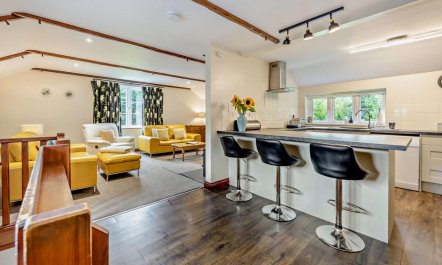 3 Bed in Two Waters Foot