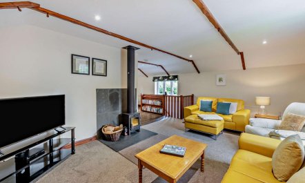 3 Bed in Two Waters Foot 5