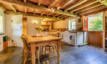 4 Bed in Llwynygroes 4