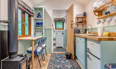 1 Bed in Two Waters Foot 3