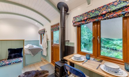 1 Bed in Two Waters Foot 7