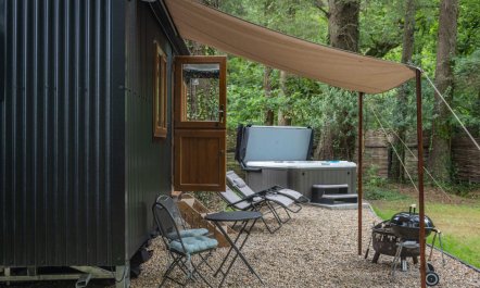 1 Bed in Two Waters Foot 1