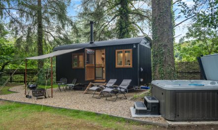 1 Bed in Two Waters Foot