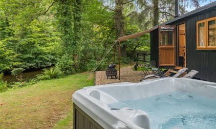 1 Bed in Two Waters Foot 2